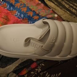 UGG WHITE BRAND NEW SANDALS 