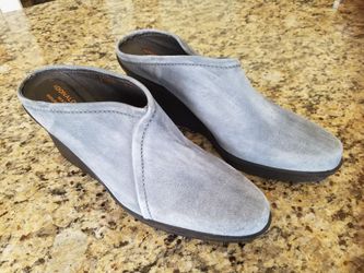 NEW IN BOX Ladies Donald J Pliner Wedge Mule Booties, Blue Distressed Suede, Size 9