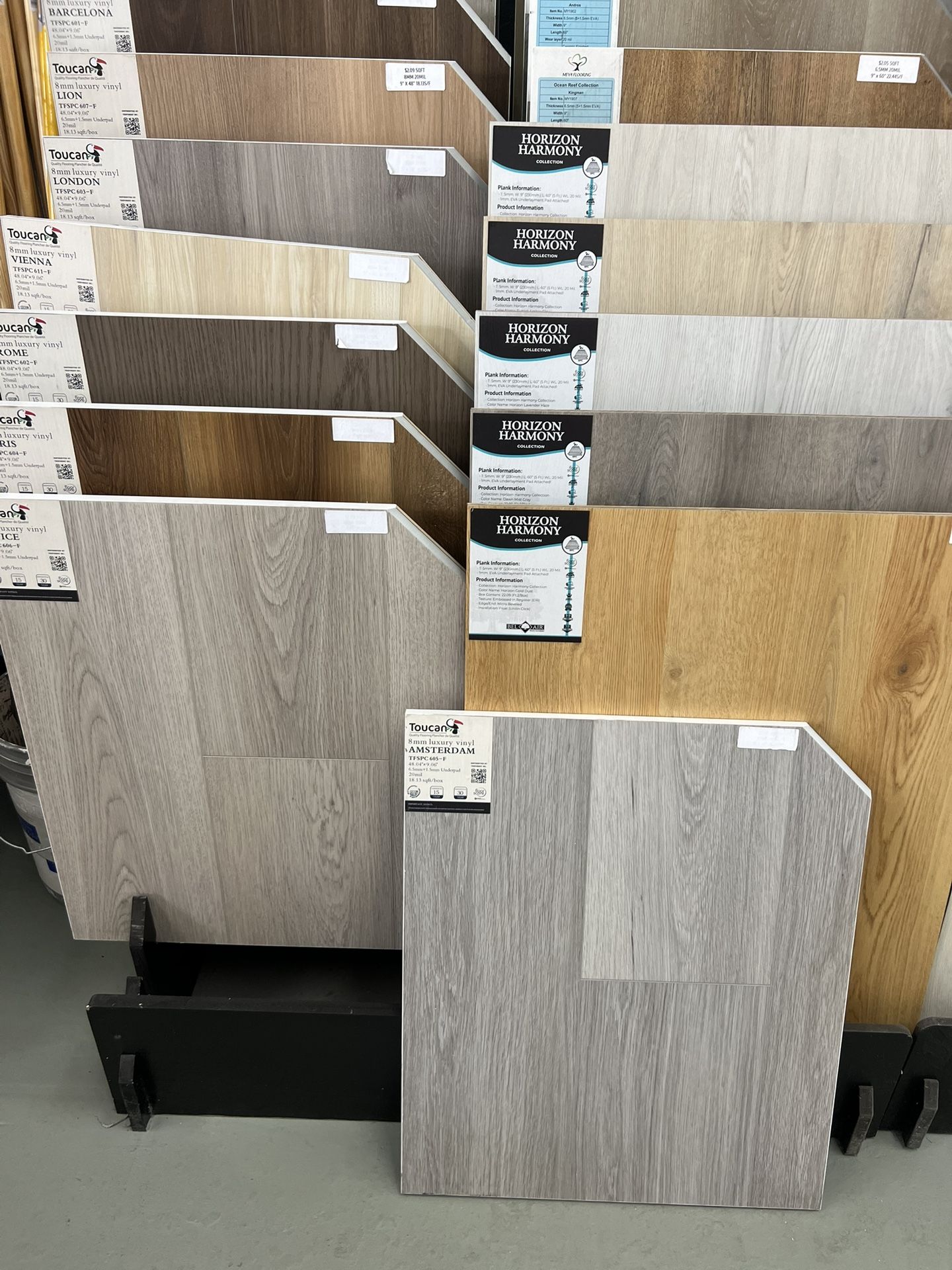 Vinyl & Laminate Flooring / Pisos $1.39