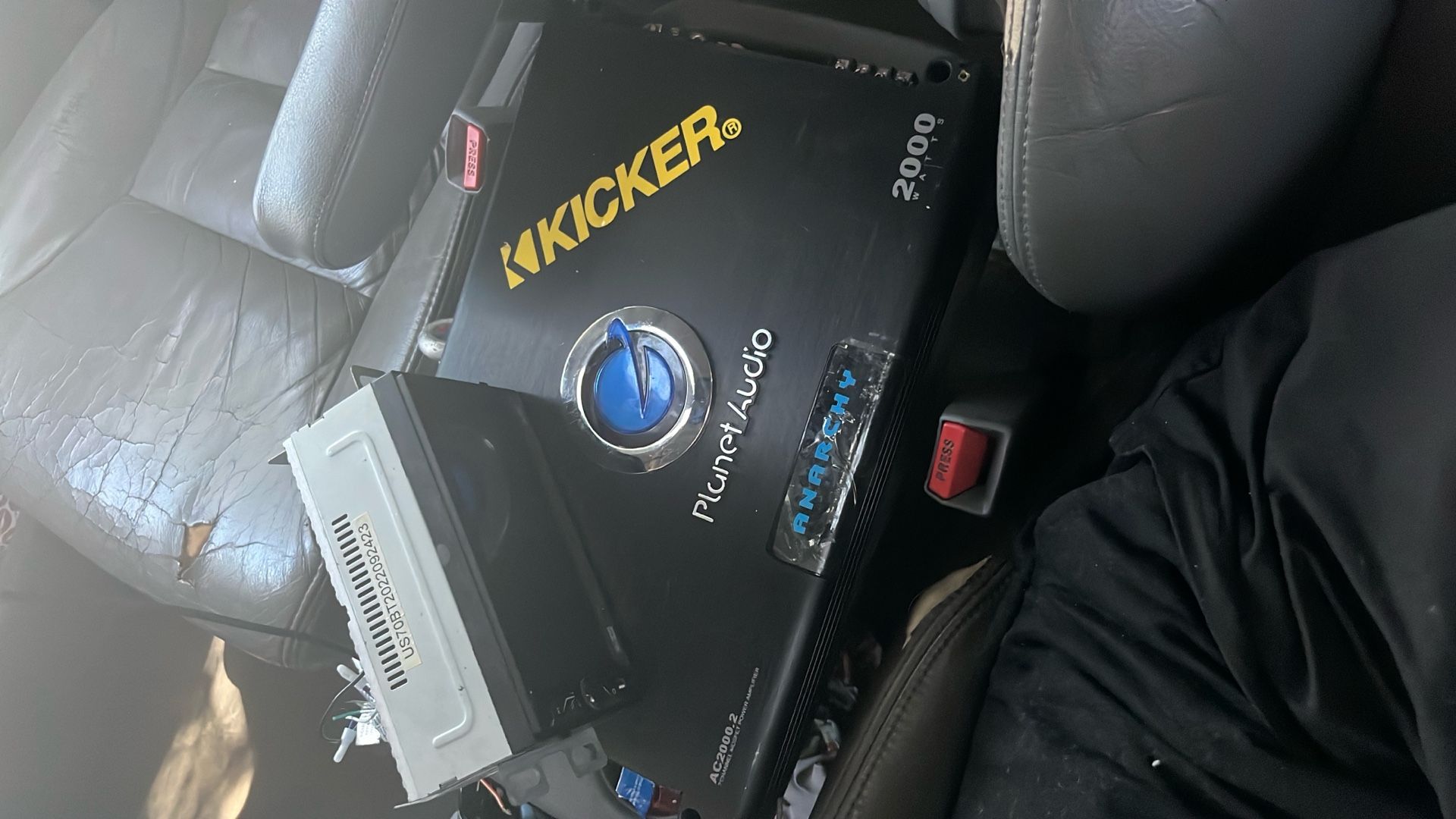 In dash Radio / 2000 Watt Amp 