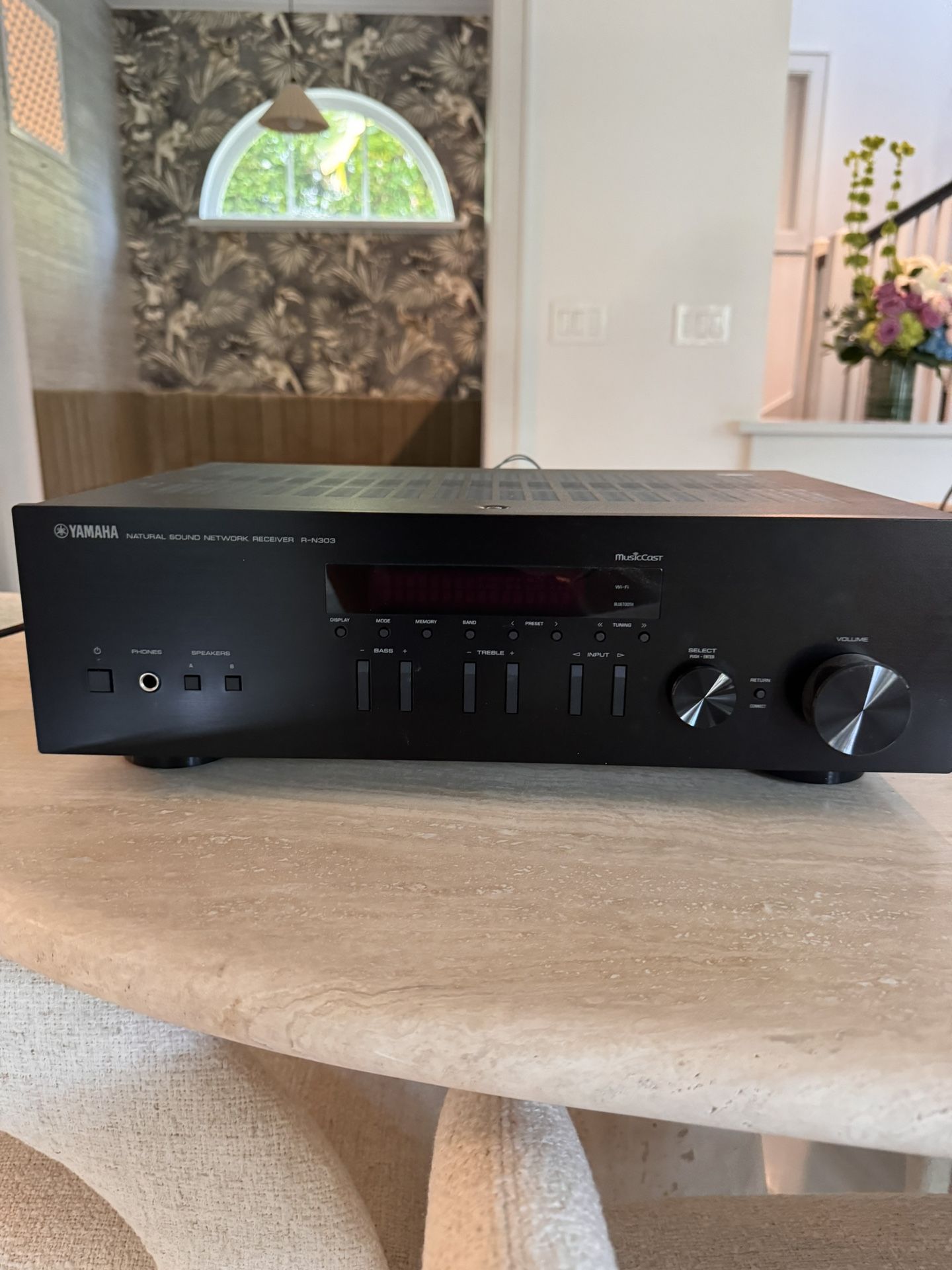 Yamaha R-N303 Receiver