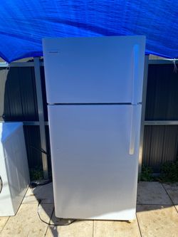 Frigidaire Top-Freezer Refrigerator White