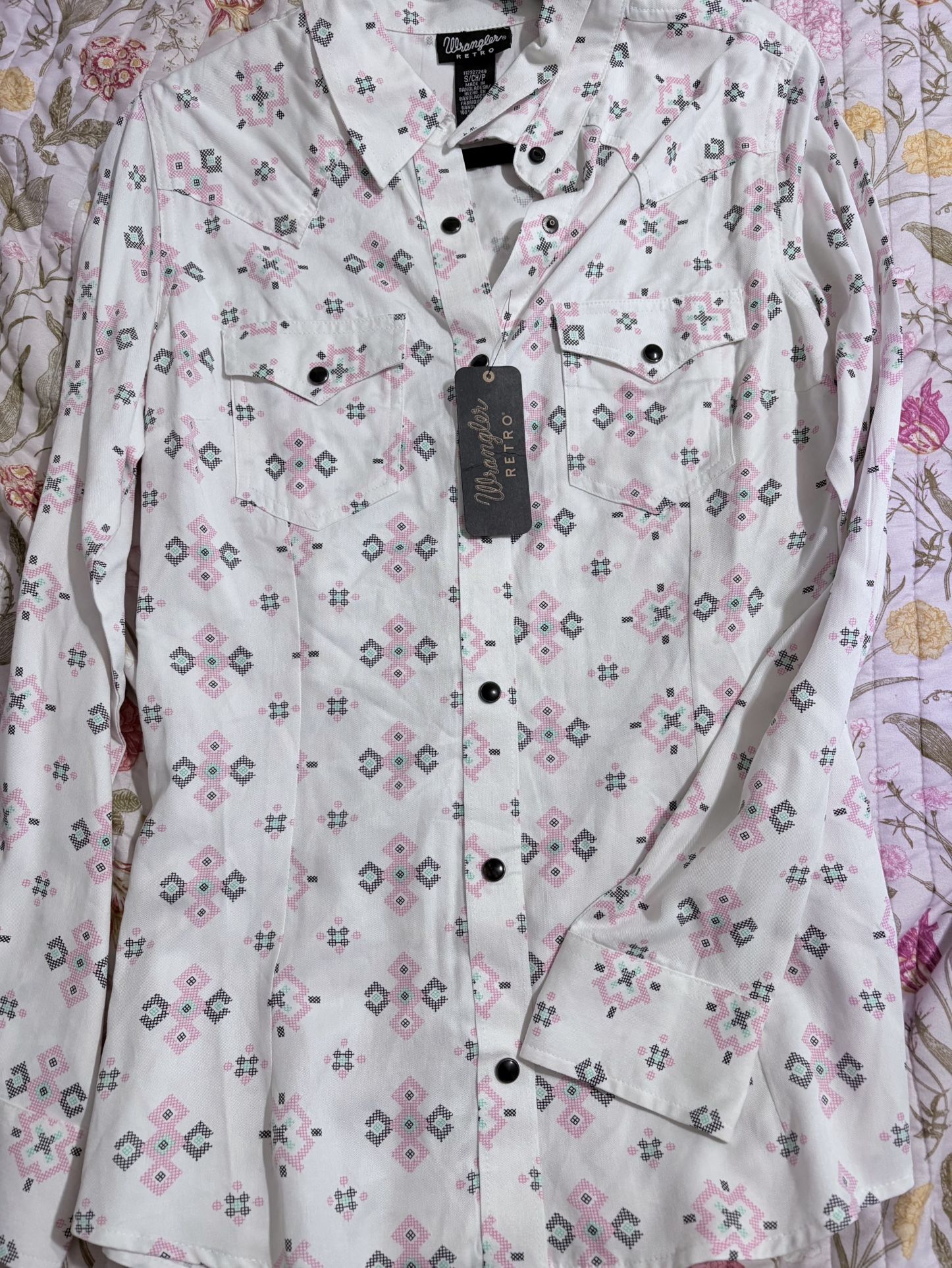 Wrangler women’s long sleeve new with tags size small $12 pick up in Visalia at 12 or Tulare after 5:30