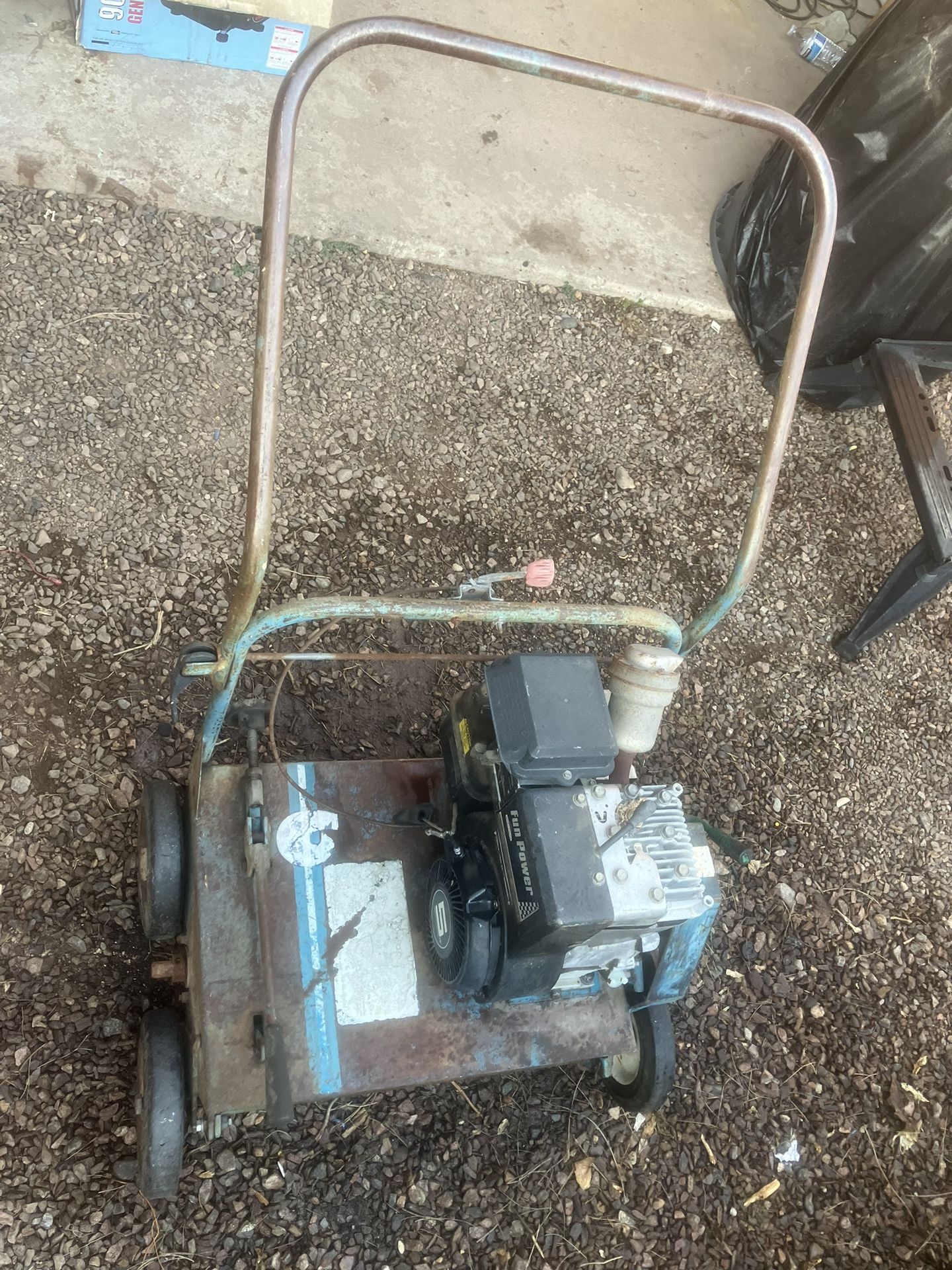 Máquina Para Remover Raíz De Pasto, Zacate O Grama, Está Viejita Pero Trabaja Muy Bien.