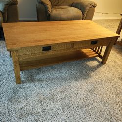 Set Oak Coffee Table and 2 matching end tables 