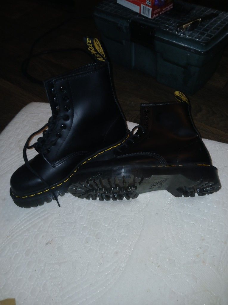 DR. MARTENS AIR WIATS SIZE 7 WITH BOUNCING SOLES