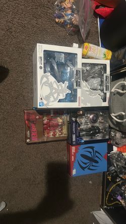 These are not fore sale!!(Looking for Revoltech attack on titan)
