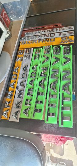 EMBLEMS FOR SALE FOR DIFERRNTS TRUCKS AND CARS