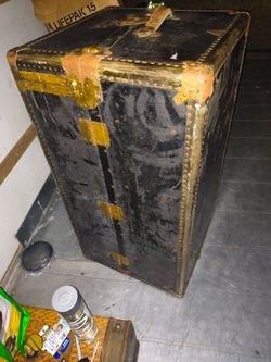 Early 20th Century Mendel wardrobe trunk