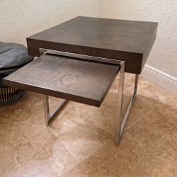 Living Room  And Coffee Table 