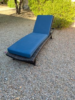 Wicker Chaise Lounge w/Cushion