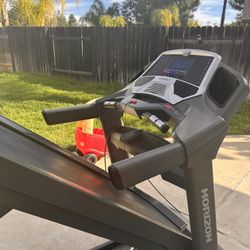 Horizon treadmill, auto incline, high end gym quality, clean, quiet, soft cushion walking