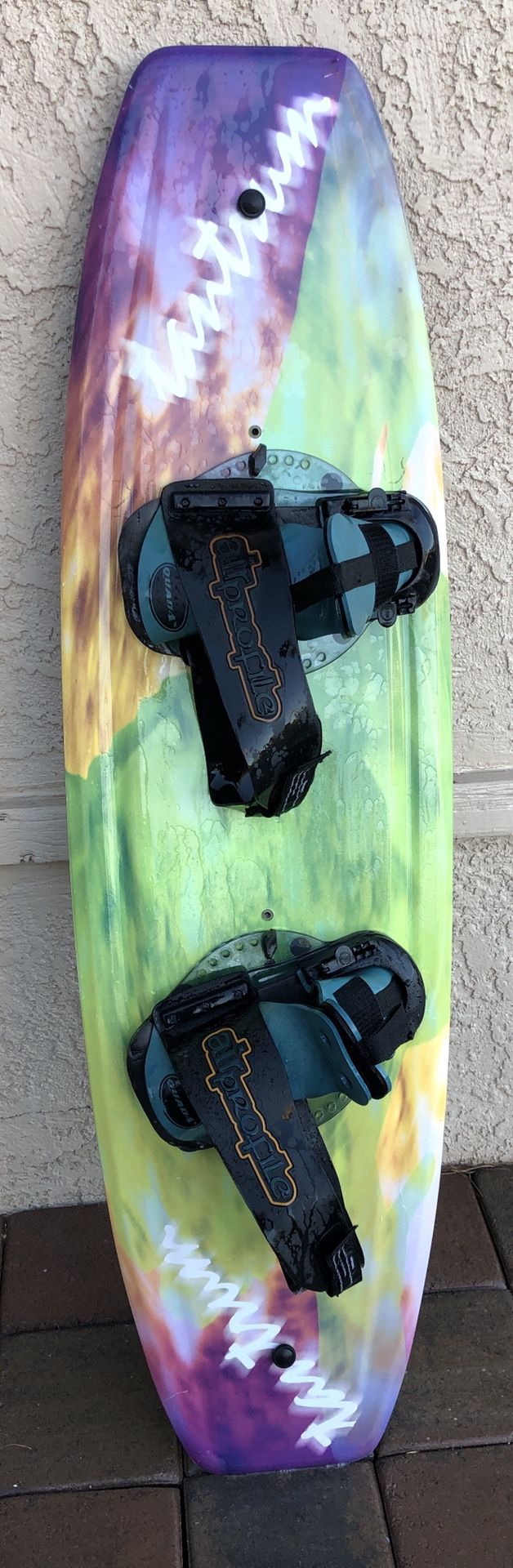 Wakeboard Air profile tantrum dual fins W/ bindings Nice condition