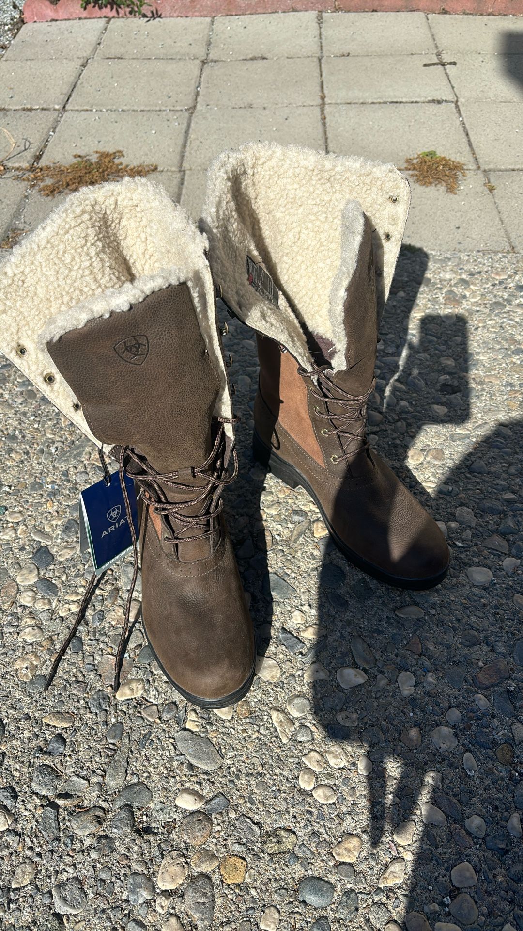 NWT Excellent Condition Ariat brown leather Riding Boots