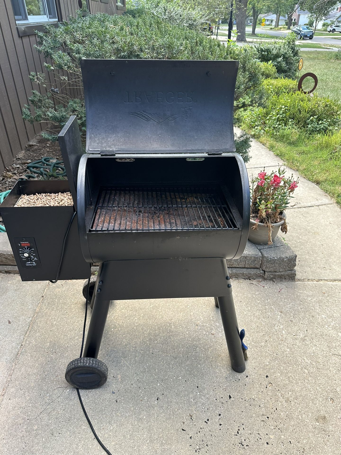 Traeger Electrical Pellet BBQ Grill TFB29PLB for Sale in Wheaton, IL