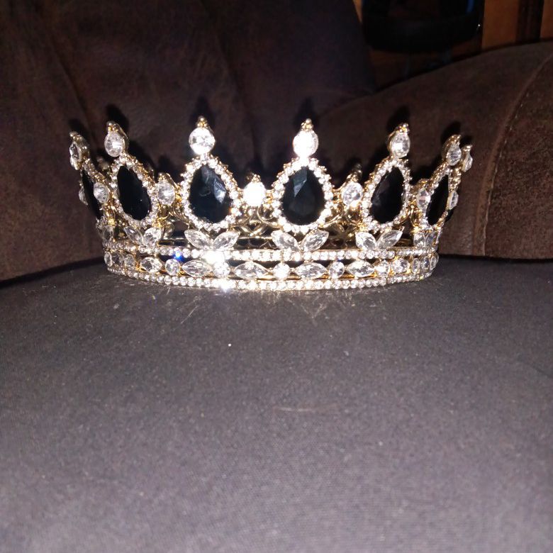 Black Onix And Crystal Very Well Constructed Crown