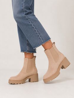 Universal Thread Women's Crispin Chelsea Boots 6.5