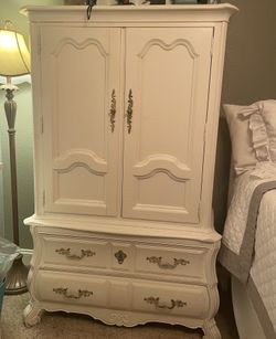 Thomasville Beautiful Antique Wood Dresser, Perfect Condition. 