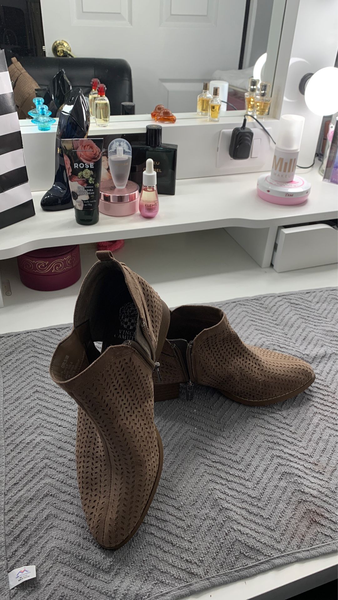 VINCE CAMUTO booties