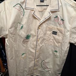 Modelo shirt size medium