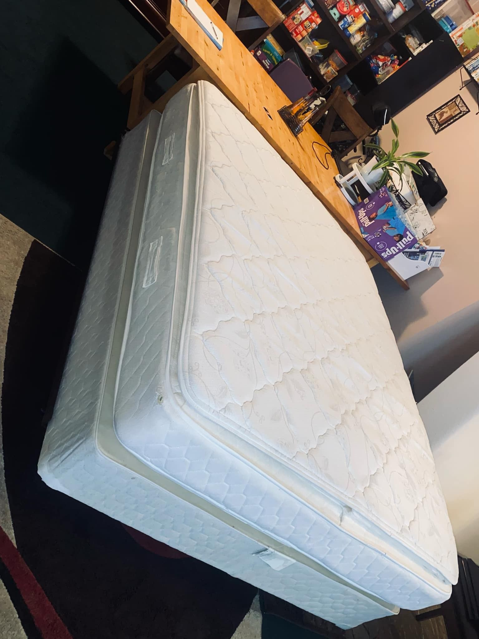 ⭐️⭐️⭐️⭐️-$380 cama queen-1 white queen mattresses/box springs (box springs choice of blue or brown as white one sold) ($380 for each of bed (mattress
