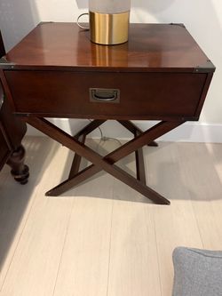 Set of 2 matching nightstands