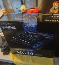 Professional yamaha mixer mg10 with original box and all paperwork