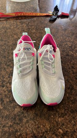 White Nike Air 270