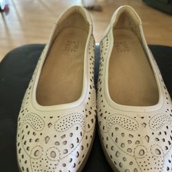 Naturalizes Beautiful Like New Shoes Flats Size  9