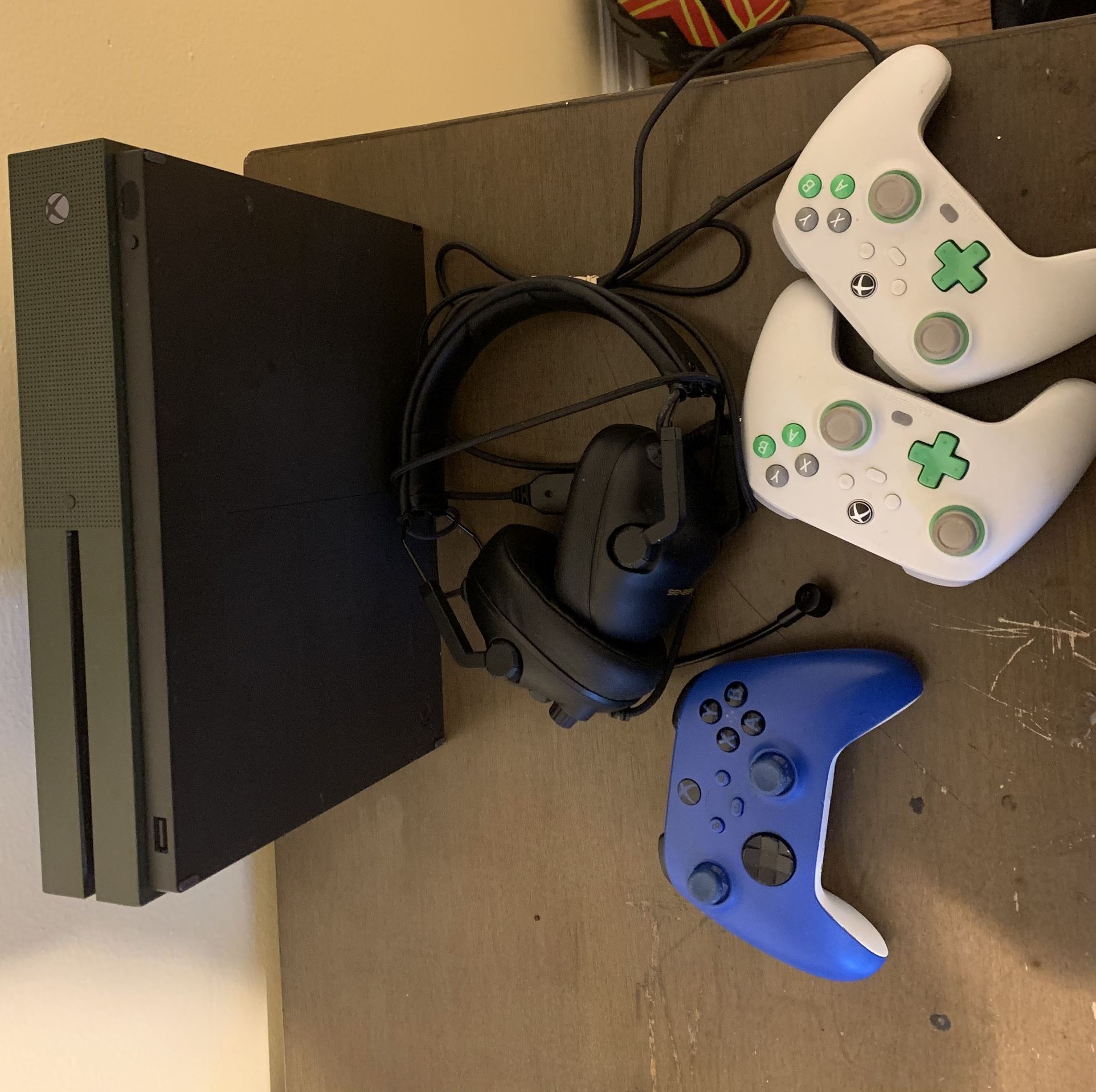  PICK UP ONLY COMES WITH 3 CONTROLLERS AND A PAIR OF HEADPHONES FIRST COME FIRST SERVE 💰💰