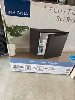 Insignia 1.7 cu ft compact refrigerator