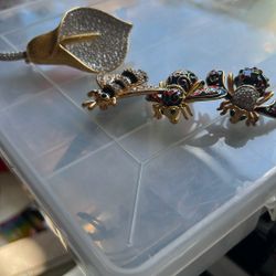 Elegant Vintage Brooches 