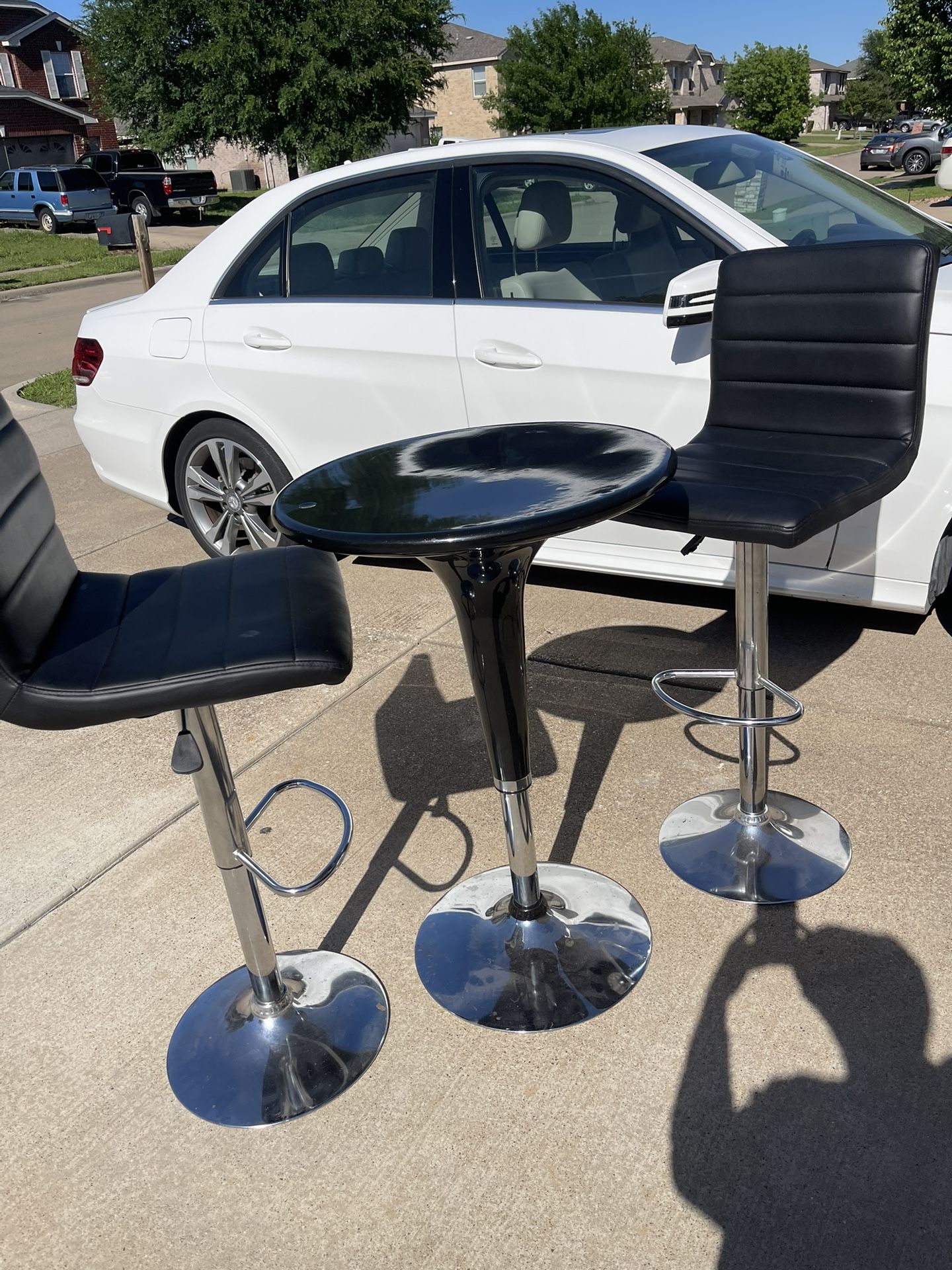 High Bar Table With 2 Leather Stools 