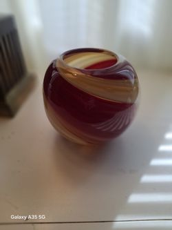 Red/white Hand  Blown Swirl Vase (CLEARLAKE AREA)