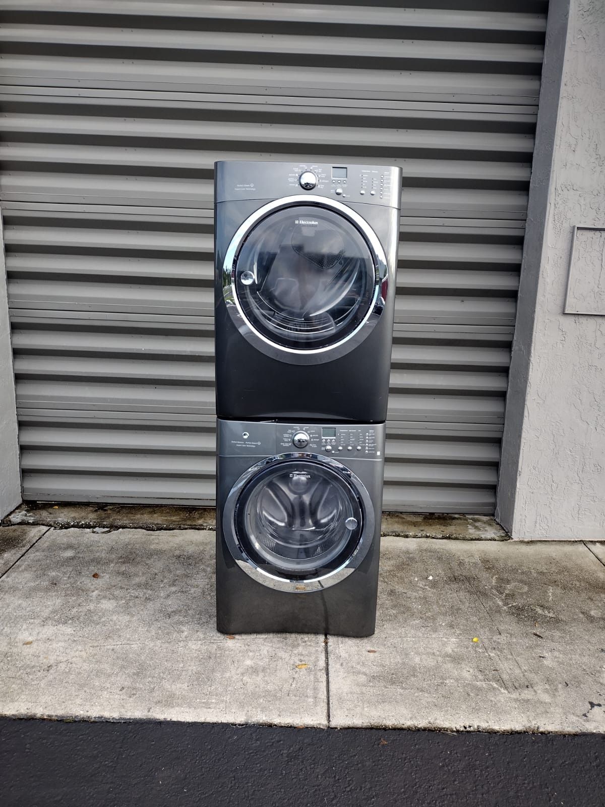 ELECTROLUX WASHER AND DRYER SET