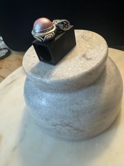 Elegant Sterling Silver Pendant with Lustrous Pearl