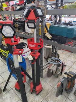 Milwaukee tri pod light