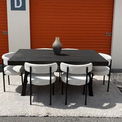 Dining room table /  Comedor con 6 sillas de peluche.