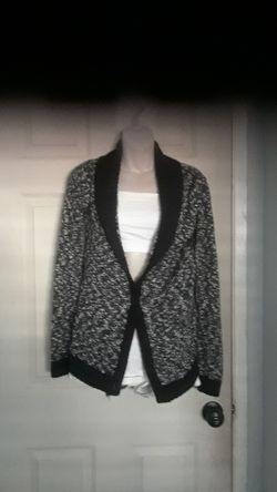 Long sleeve white and black sweeter