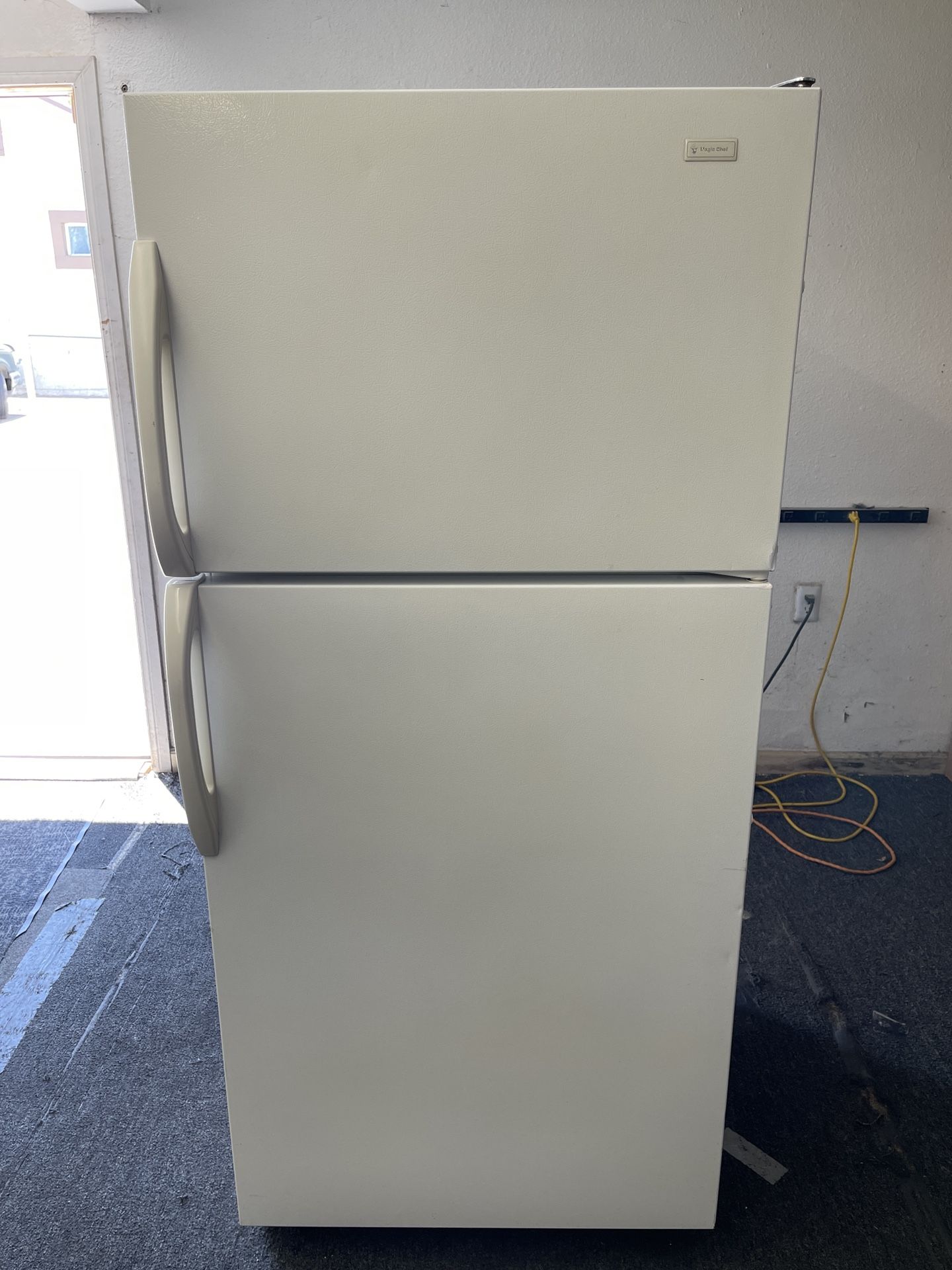 Magic chef 19 Cubic top and bottom refrigerator