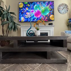 Beautiful Modern Cocktail Coffee Table In Excellent Conditions 