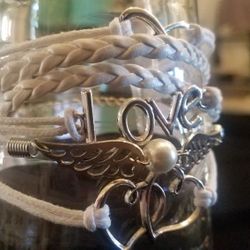🙀🔥NEW❣WHITE LEATHER MULTI-LAYER BRACELET, MULTIPLE CHARMS!❣