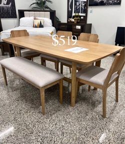 Stunning! 6-pc dining table set