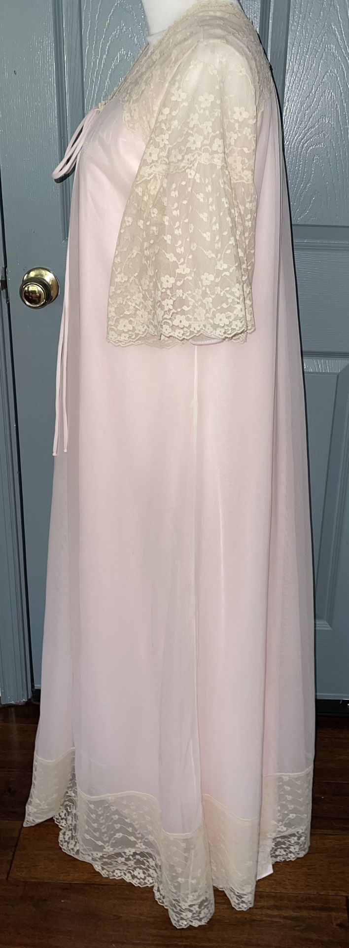 INTIME OF CALIFORNIA VTG CHIFFON NYLON PINK BEIGE LACE PEIGNOIR ROBE &GOWN SET.