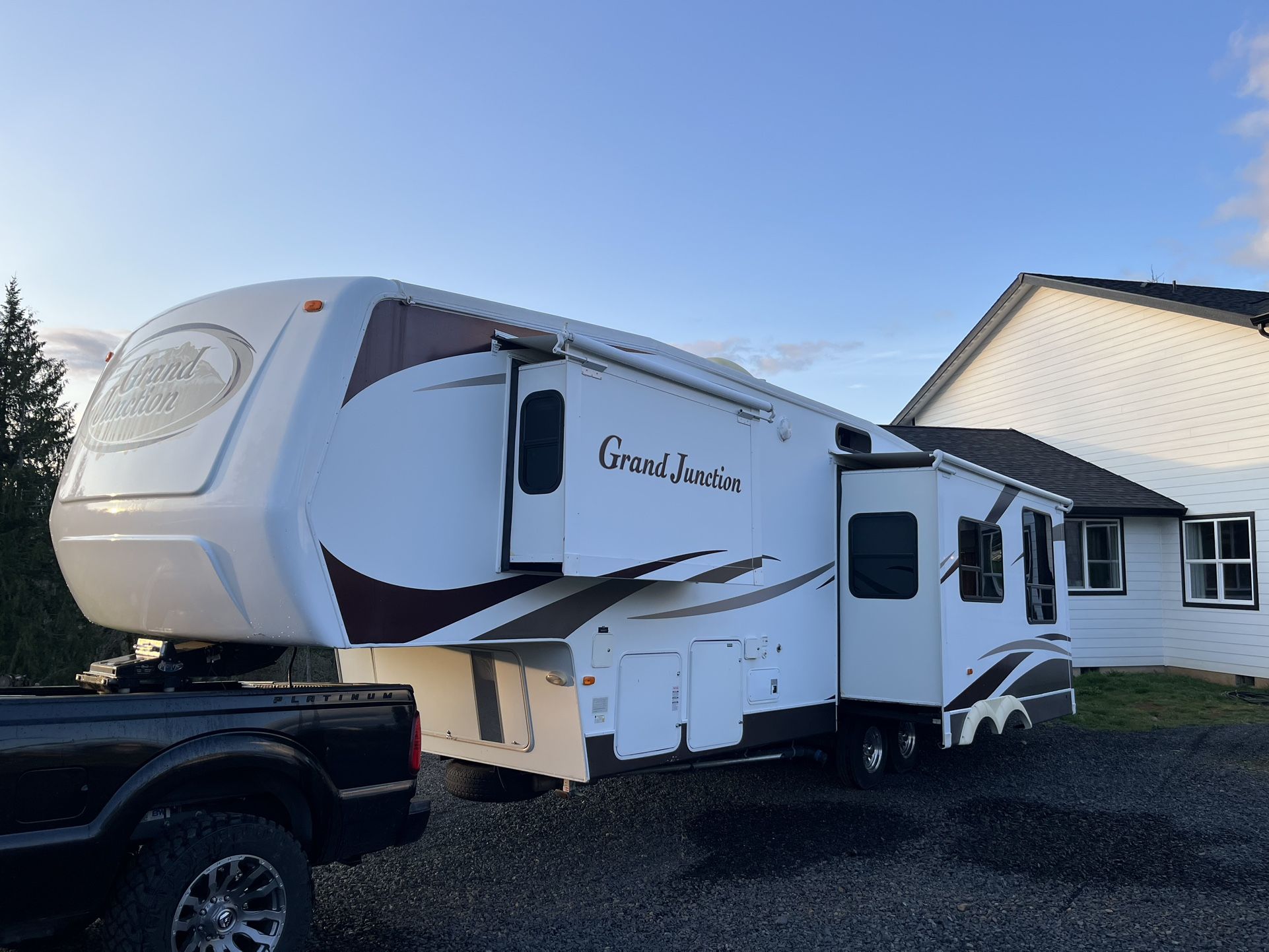 Grand Junction 35’ 5th Wheel (Trades Welcome)
