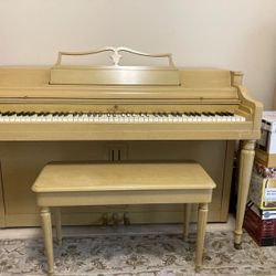 Wurlitzwer Spinet Piano 