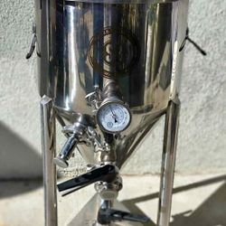 Spike CF15 Conical

Unitank - 18 Gallon