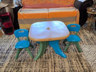 Step 2 table with chairs Excellent condition