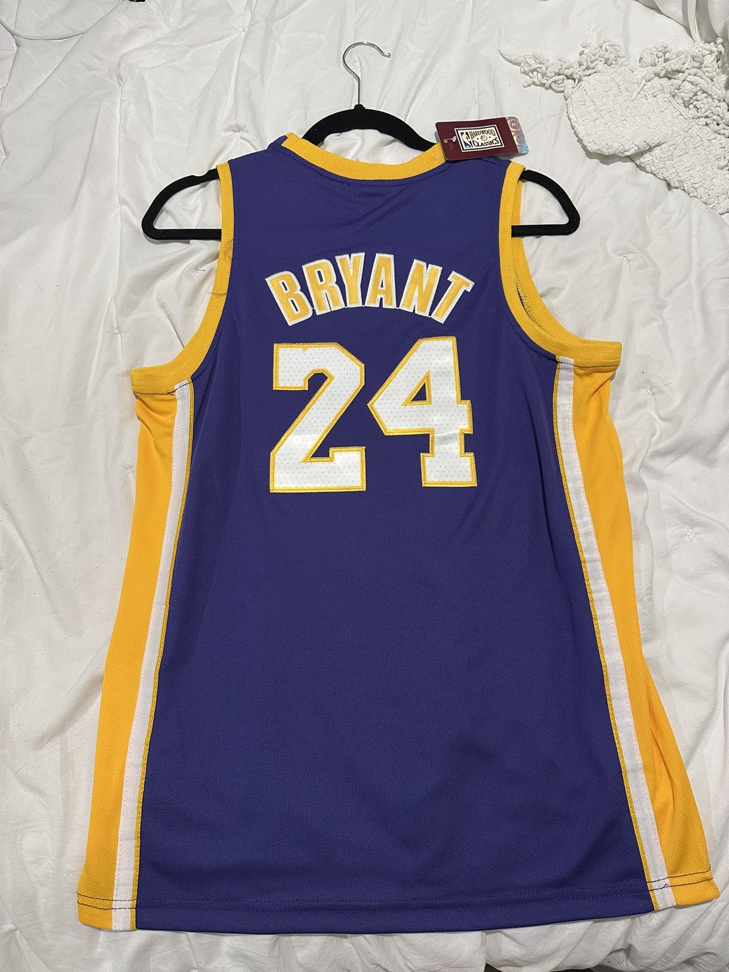 Lakers jersey woman