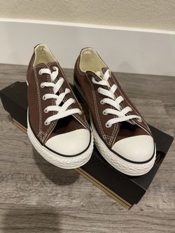 New in Box Chuck Taylor All Star Classic Chocolate size 3Y